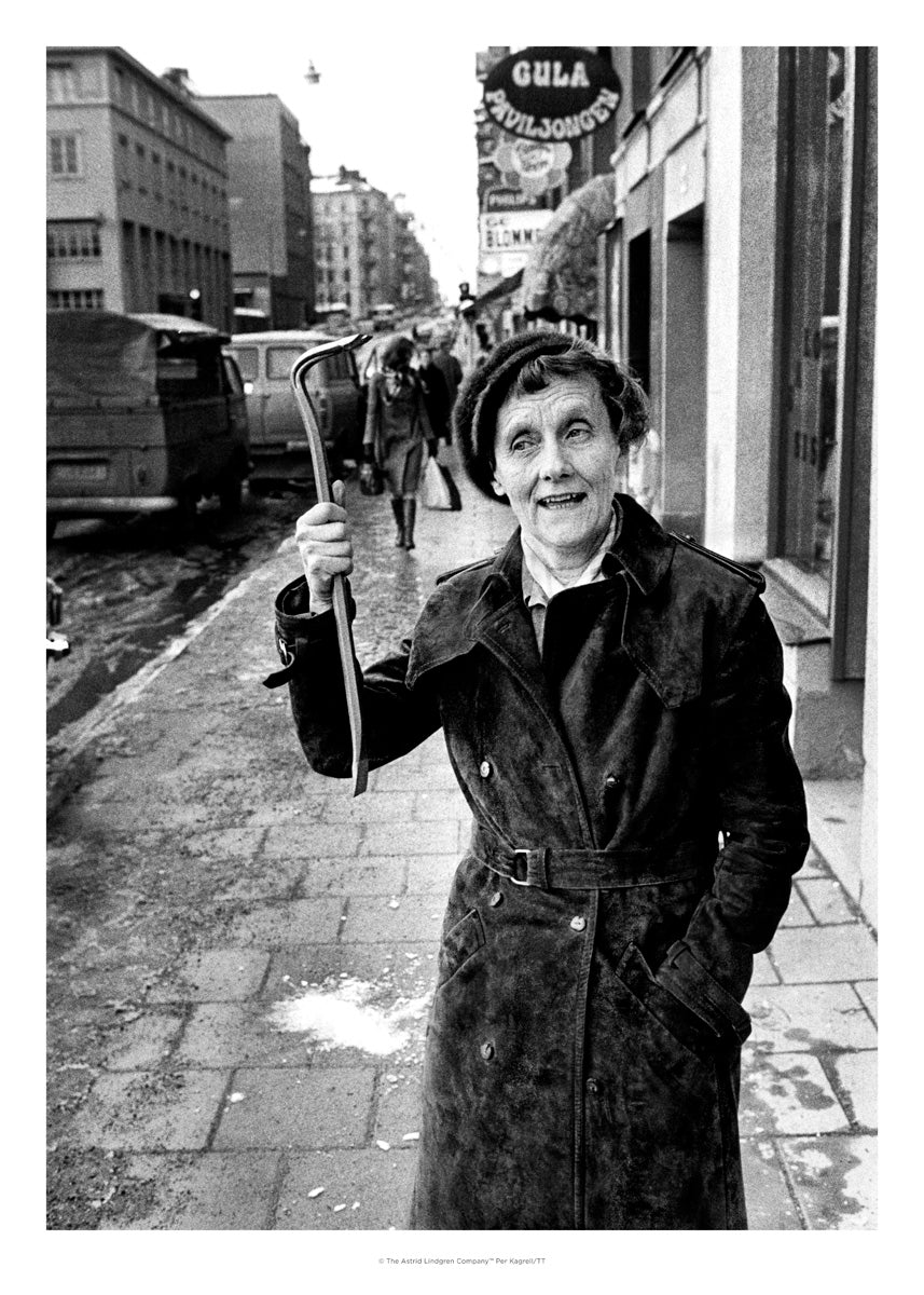 Astrid stående med kofot