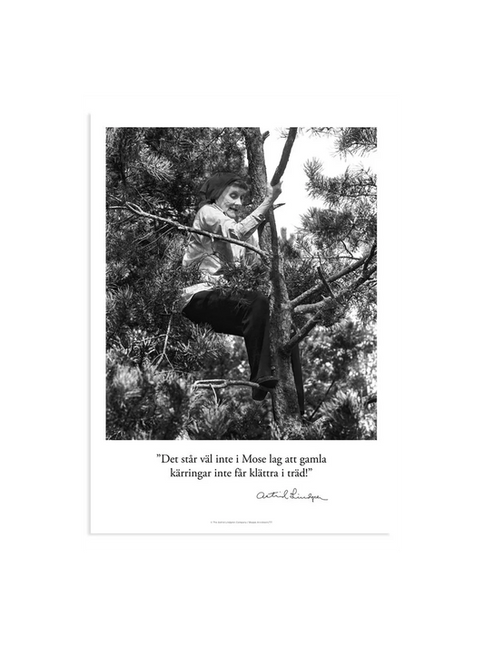 Astrid klättrar i träd